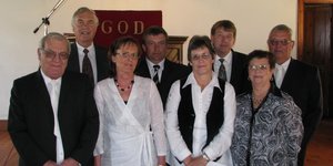 Sowat 6 jaar gelede se Bâ€™Bos NG Kerkraad, met voor vlnr Manie Groenewald, Esme de Wet, Aletta Groenewald en Adrie van Dyk. Agter vlnr is dr Boet Schoeman, Jaco Uys, dr Bobo van Zyl en NeÃ«l Groenewald.